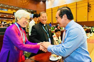  胡志明市人委会主席阮文得与代表进行交流。 