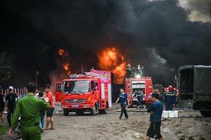 岘港发生大火，和旺医院后方冒出滚滚浓烟 