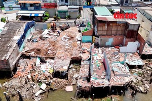 胡志明市政兴坊沿涌房迁移。 