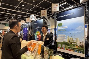 项目创始人郑功归介绍公司的产品。图自越通社 