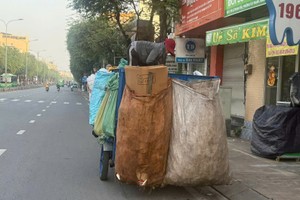 在西盛坊黎仲晉街收集垃圾。 