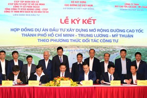 以公私合作伙伴方式实施的胡志明-忠良-美顺高速公路扩建项目合同签署仪式。 