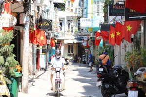 市民要在节假日期间悬挂国旗。 