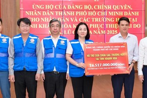 胡志明市继续援助庆和省逾580亿元克服雨洪损失