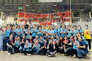 同奈省越南Chang Shin 有限责任公司工人在2025年2月春节假期后首个工作日领取红包。