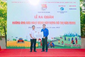 共青团本市市委书记吴明海向地方赠送青年工程象征牌。 