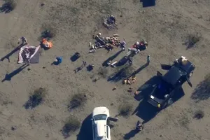 视频记录嫌疑人集中在沙漠试验炸弹的画面。图：美国司法部 