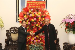  郑文决部长与工作团前往胡志明市总教区总主教座堂探望并祝贺。 