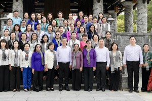 胡志明市市委副书记、市越南祖国阵线委员会主席阮福禄与市领导、原领导及市女干部队伍合影。 