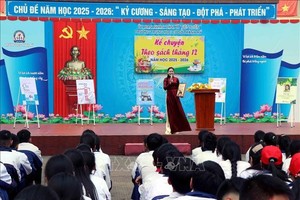 在河靖省仙田乡成美初级中学举行的课外活动——朗读《金云翘传》。 