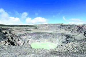 圣安娜火山口湖呈奶绿色。