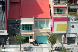 胡志明市黎利街一排临街古屋近日已重新粉刷。