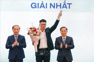 中央宣教与民运部副部长范必胜向BioWraps项目负责任颁发一等奖。 