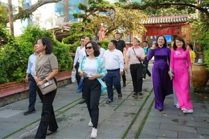 游客参加“新定印记-文化体验” 旅程。 