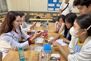 学生们参加就业辅导咨询会。 