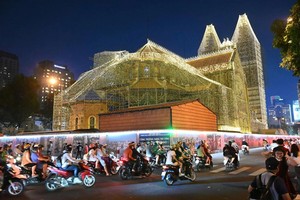 胡志明市洋溢着圣诞热闹气氛