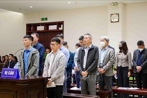 被告人出庭受审（12月18日上午复审庭）。 