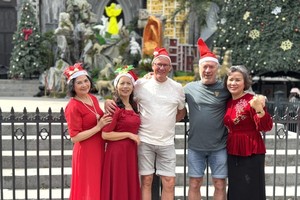 外国游客在河内欢乐迎接圣诞节。图自越通社 