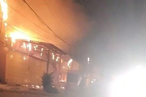 今晨起火的商住房。 