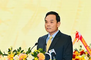 胡志明市市委书记陈留光在会议上发表指导意见。 