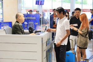  乘客经过安检门。 