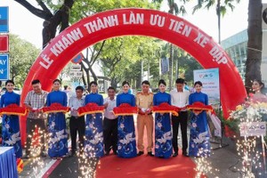  胡志明市梅志寿街自行车优先车道落成