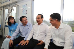 胡志明市人委会主席乘地铁出席市公共行政服务中心启动仪式