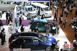 4月15日，广东广州，第137届中国进出口商品交易会(广交会)开幕迎客。图为汽车展区吸引采购商。中新社记者 陈楚红 摄