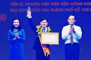 胡志明市市委书记陈留光和阮范维庄同志表彰梅玉春达博士。