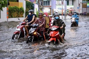 潮汛使民众出行困难。