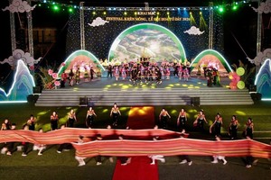 今年苗族芦笙节暨野桃花节的亮点是以“芦笙花会”为主题的迎宾艺术节目，以及由500名演员参与的集体表演。图自越通社 