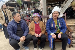 芒敦乡人委会领导前往慰问受害者家属。