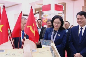 与会代表参观展会。图自越通社 