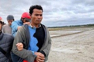 嫌疑人 Y.L.E.在伊纳乡田野躲藏时被捕。