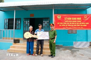 阮氏亮家庭接受“光中战役”首批住房中的一间住房。