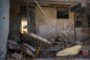 这是1月5日在委内瑞拉拉瓜伊拉州卡蒂亚拉马尔市索夫莱特社区拍摄的遭到美国空袭损毁的建筑。 