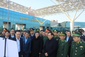 政府副总理裴青山造访芒街国际口岸。图自越通社 