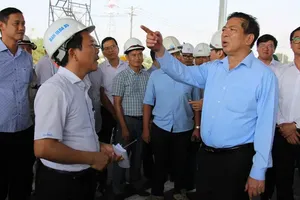 建设部部长陈鸿明视察同奈省边和-头顿高速公路项目施工进度。