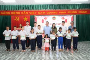  阮福禄副书记向学生赠送春节礼物。 