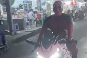 青年扮装超级英雄骑摩托车博取流量。