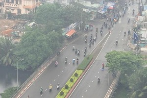 今晨胡志明市出现逆季雨。