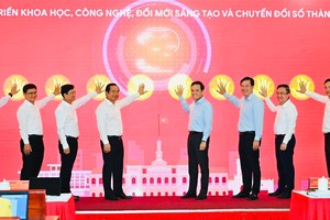 市委书记陈留光与各位代表发起本市国家数据库和专业数据库建设、完善行动。