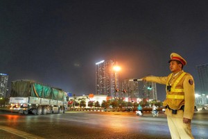 为服务庆祝党“十四大”成功召开的特别文艺节目，美亭国家体育场周边多条街道在4天内彻底禁止车辆通行。