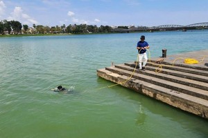 潜水员在香江寻找民众掉落的黄金。 