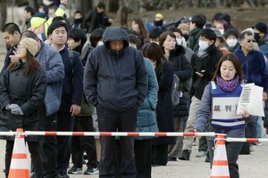 1月21日，在日本奈良，民众排队准备领取日本前首相安倍晋三遇刺案的法庭旁听票。