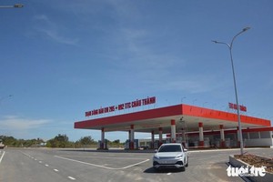 位于永好-藩切高速公路第205公里处的休息站所属加油站区域。