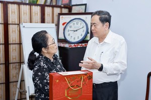 国会主席还走访并向国会原副主席阮氏玉凤教授、医生。 图自越通社 