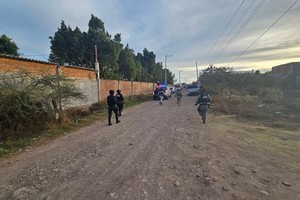 安全人员在发生枪击的足球场周边巡逻。新华社发