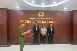 调查警察机关对胡文长执行嫌犯逮捕令。