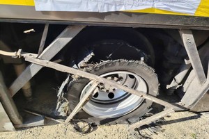  交警局警报胡志明市-庆和省高速公路爆胎风险。 